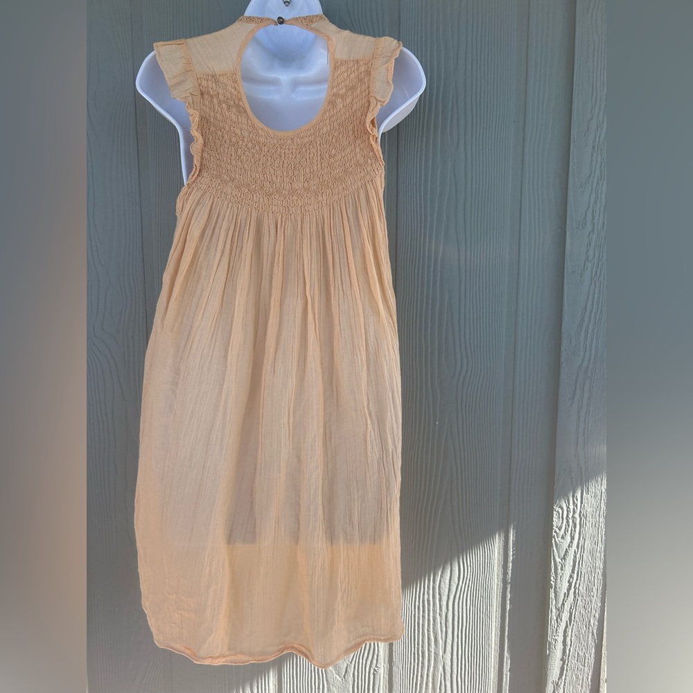 103*. KIMCHI BLUE Girls' Beige Mini Sleeveless Smocked Dress
